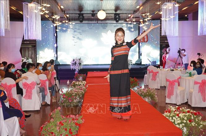 Thí sinh thuộc các huyện, thành phố trên địa bàn tỉnh Kon Tum tham dự phần thi trình diễn áo dài tại Cuộc thi áo dài phụ nữ Kon Tum năm 2022. Ảnh: Khoa Chương - TTXVN
