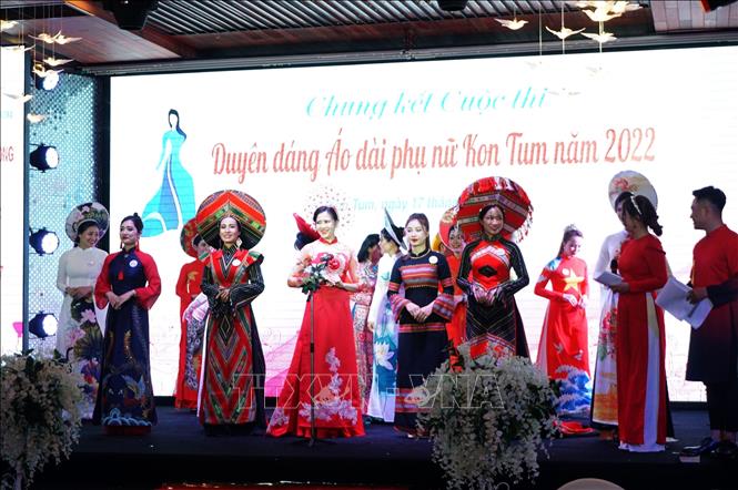 Thí sinh thuộc các huyện, thành phố trên địa bàn tỉnh Kon Tum tham dự phần thi ứng xử. Ảnh: Khoa Chương - TTXVN