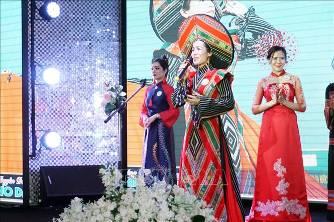Thí sinh thuộc các huyện, thành phố trên địa bàn tỉnh Kon Tum tham dự phần thi ứng xử tại Cuộc thi áo dài phụ nữ Kon Tum năm 2022. Ảnh: Khoa Chương - TTXVN