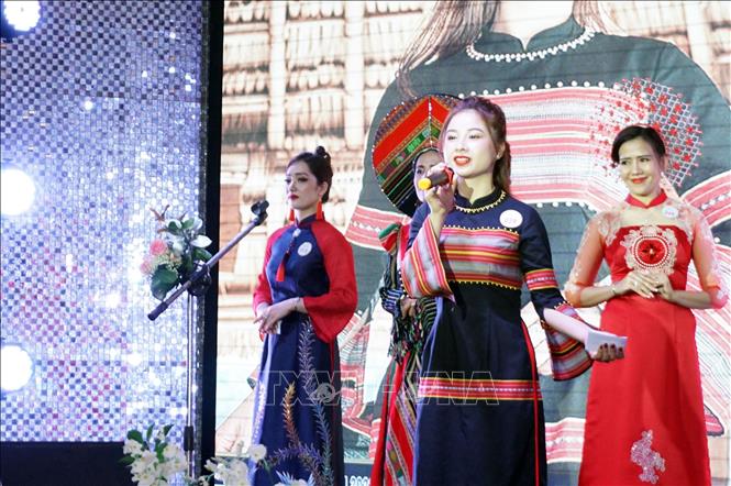 Thí sinh thuộc các huyện, thành phố trên địa bàn tỉnh Kon Tum tham dự phần thi ứng xử tại Cuộc thi áo dài phụ nữ Kon Tum năm 2022. Ảnh: Khoa Chương - TTXVN