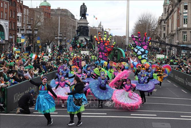 Trong ảnh: Các nghệ  sĩ biểu diễn tại lễ diễu hành trong ngày lễ Thánh Patrick ở Dublin, Ireland, ngày 17/3/2022. Ảnh: AFP/TTXVN
