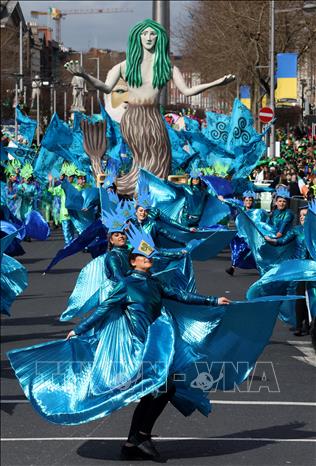 Trong ảnh: Các nghệ  sĩ biểu diễn tại lễ diễu hành trong ngày lễ Thánh Patrick ở Dublin, Ireland, ngày 17/3/2022. Ảnh: AFP/TTXVN
