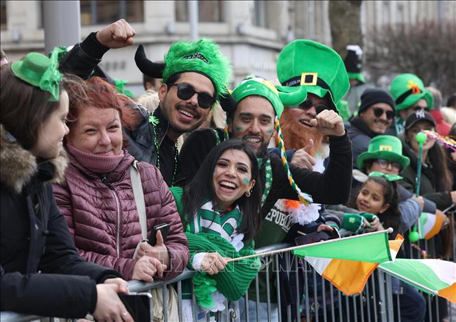 Trong ảnh: Người dân tham gia lễ diễu hành trong ngày lễ Thánh Patrick ở Dublin, Ireland, ngày 17/3/2022. Ảnh: AFP/TTXVN