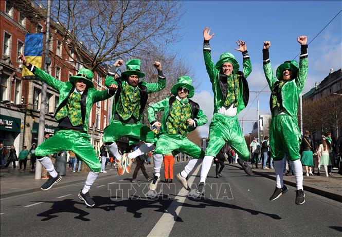 Trong ảnh: Các nghệ  sĩ biểu diễn tại lễ diễu hành trong ngày lễ Thánh Patrick ở Dublin, Ireland, ngày 17/3/2022. Ảnh: AFP/TTXVN