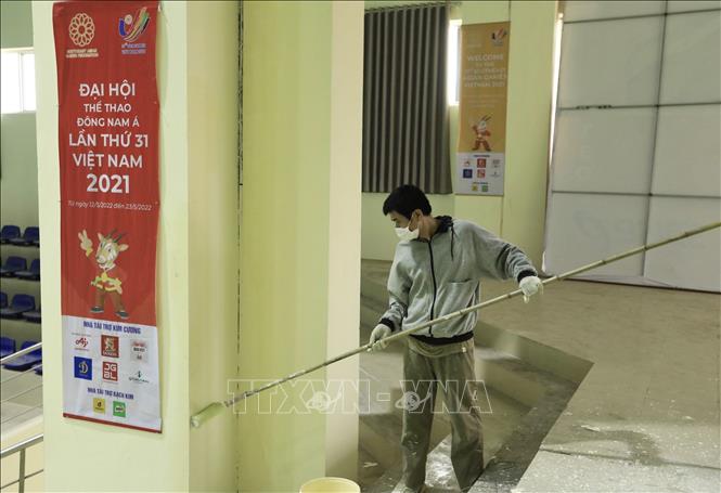 Trong ảnh: Công nhân đang hoàn thiện những công đoạn cuối cùng trong nhà thi đấu Hoài Đức. Ảnh: Hoàng Hiếu - TTXVN 
