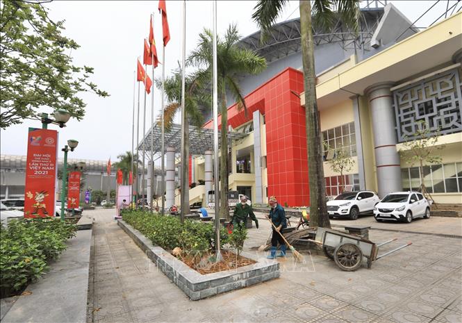Trong ảnh: Nhân viên đang dọn dẹp, làm đẹp khuôn viên Nhà thi đấu Hoài Đức sẵn sàng cho kỳ SEA Games 31. Ảnh: Hoàng Hiếu - TTXVN 