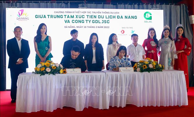Trong ảnh: Đại diện Trung tâm Xúc tiến Du lịch Đà Nẵng và Công Ty Cổ Phần Truyền Thông Đa Phương Tiện GDL ký kết thỏa thuận hợp tác. Ảnh: Trần Lê Lâm - TTXVN