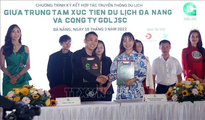 Trong ảnh: Trung tâm Xúc tiến Du lịch Đà Nẵng và Công Ty Cổ Phần Truyền Thông Đa Phương Tiện GDL ký kết thỏa thuận hợp tác. Ảnh: Trần Lê Lâm - TTXVN
