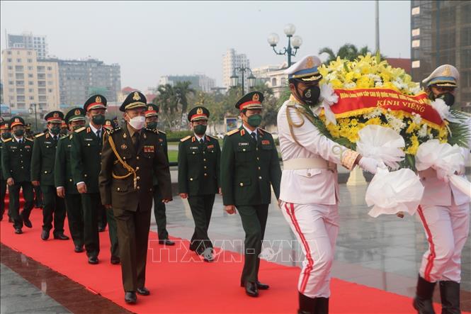 Photo: Earlier the same day, Sen. Lieut. Gen. Nguyen Tan Cuong lays flowers at the Vietnam-Cambodia Friendship Monument to commemorate the heroes and martyrs who died for independence, freedom, and peace of the two peoples. VNA Photo: Vũ Hùng