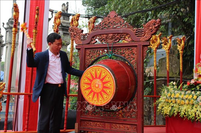 Trong ảnh: Chủ tịch UBND thành phố Sầm Sơn Lê Văn Tú đánh trống khai hội. Ảnh: Hoa Mai - TTXVN