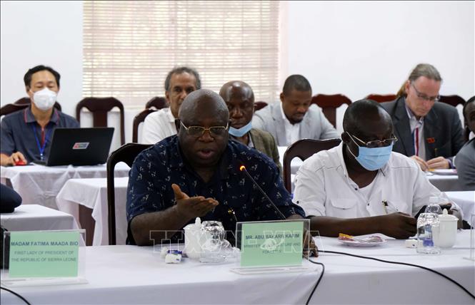 Bộ trưởng Bộ Nông nghiệp và Lâm nghiệp nước Cộng hòa Sierra Leone Abu Bakarr Karim phát biểu trao đổi tại Viện Lúa Đồng bằng sông Cửu Long. Ảnh: Thanh Liêm - TTXVN