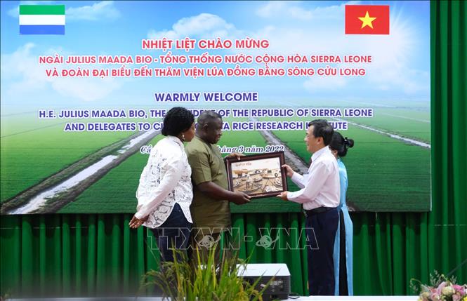 Phó Chủ tịch UBND TP Cần Thơ Nguyễn Ngọc Hè tặng quà lưu niệm cho Tổng thống nước Cộng hòa Sierra Leone Julius Maada Bio. Ảnh: Thanh Liêm - TTXVN