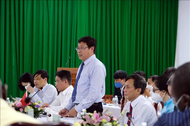 Tiến sĩ Trần Ngọc Thạch, Viện trưởng Viện Lúa Đồng bằng sông Cửu Long thông tin về Viện Lúa tới Tổng thống Sierra Leone và Đoàn đại biểu cấp cao nước Cộng hòa Sierra Leone. Ảnh: Thanh Liêm - TTXVN