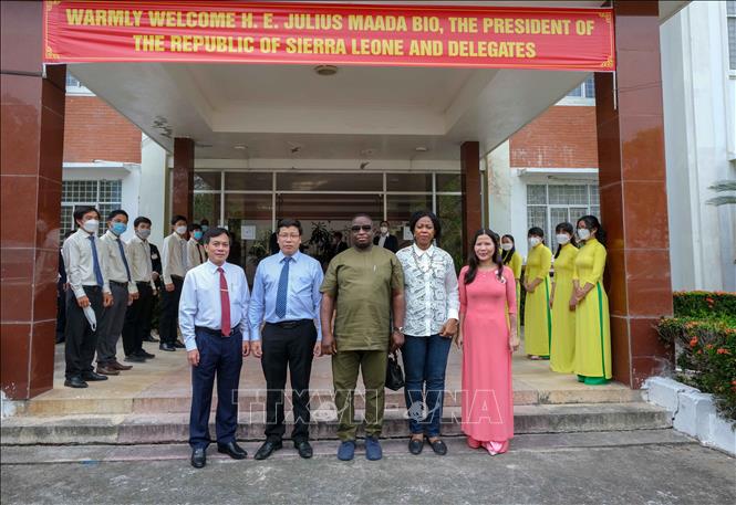 Tổng thống nước Cộng hòa Sierra Leone Julius Maada Bio cùng phu nhân chụp ảnh chung với lãnh đạo UBND thành phố Cần Thơ và Viện Lúa Đồng bằng sông Cửu Long. Ảnh: Thanh Liêm - TTXVN