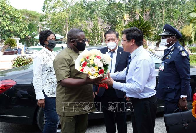 Lãnh đạo Viện Lúa Đồng bằng sông Cửu Long tặng hoa chào mừng chuyến thăm của Tổng thống nước Cộng hòa Sierra Leone Julius Maada Bio. Ảnh: Thanh Liêm - TTXVN