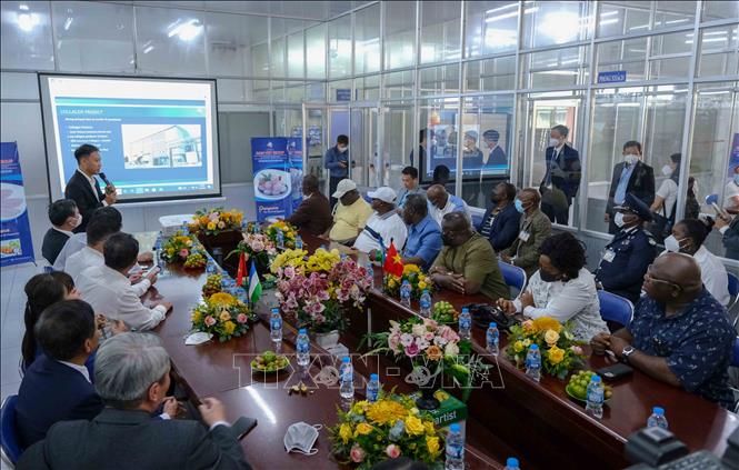 Tổng thống nước Cộng hòa Sierra Leone và Đoàn đại biểu cấp cao nước Cộng hòa Sierra Leone thăm Nhà máy Ấn Độ Dương ở Khu công nghiệp Thốt Nốt, TP Cần Thơ. Ảnh: Thanh Liêm - TTXVN