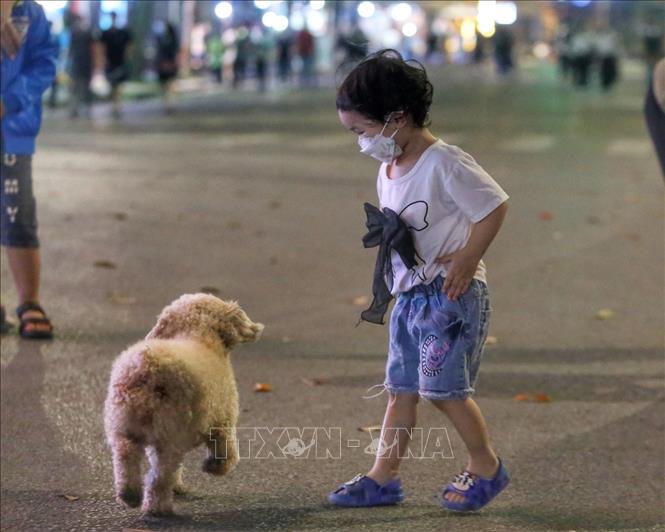 Các em nhỏ chơi đùa trên phố đi bộ hồ Hoàn Kiếm. Ảnh: Tuấn Đức - TTXVN