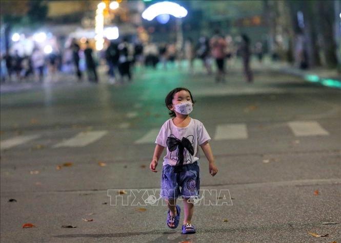 Các em nhỏ chơi đùa trên phố đi bộ hồ Hoàn Kiếm. Ảnh: Tuấn Đức - TTXVN