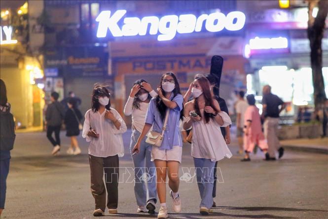 Các bạn trẻ trên phố đi bộ hồ Hoàn Kiếm. Ảnh: Tuấn Đức - TTXVN