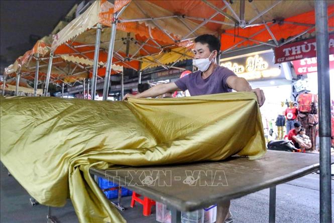 Chuẩn bị các gian hàng tại chợ đêm phố Hàng Ngang - Hàng Đào. Ảnh: Tuấn Đức - TTXVN 