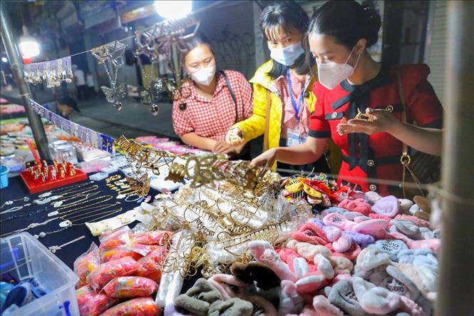 Người dân mua hàng tại chợ đêm phố Hàng Đào. Ảnh: Tuấn Đức - TTXVN