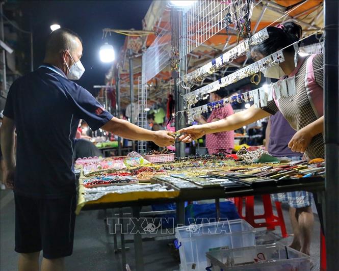Người dân mua hàng tại chợ đêm phố Hàng Đào. Ảnh: Tuấn Đức - TTXVN