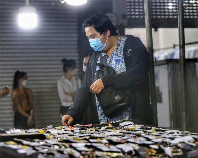 Người dân mua hàng tại chợ đêm phố Hàng Đào. Ảnh: Tuấn Đức - TTXVN