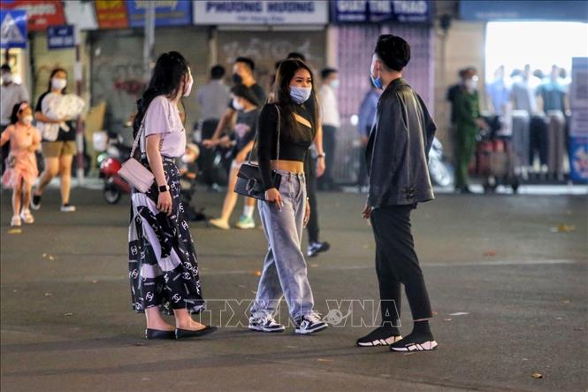 Các bạn trẻ trên phố đi bộ hồ Hoàn Kiếm. Ảnh: Tuấn Đức - TTXVN