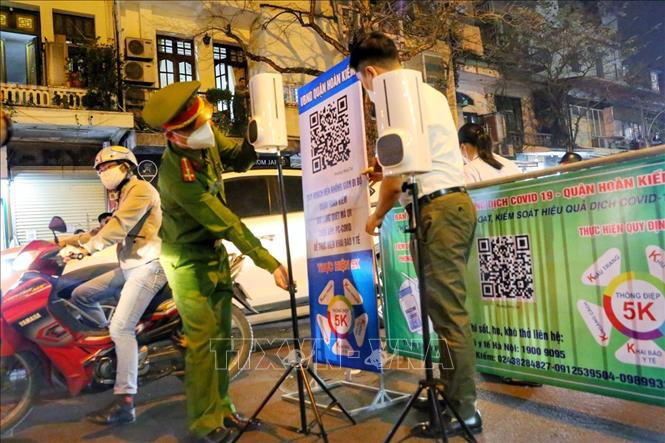 Lực lượng chức năng dựng hàng rào tại một điểm chốt vào phố đi bộ. Ảnh: Tuấn Đức - TTXVN