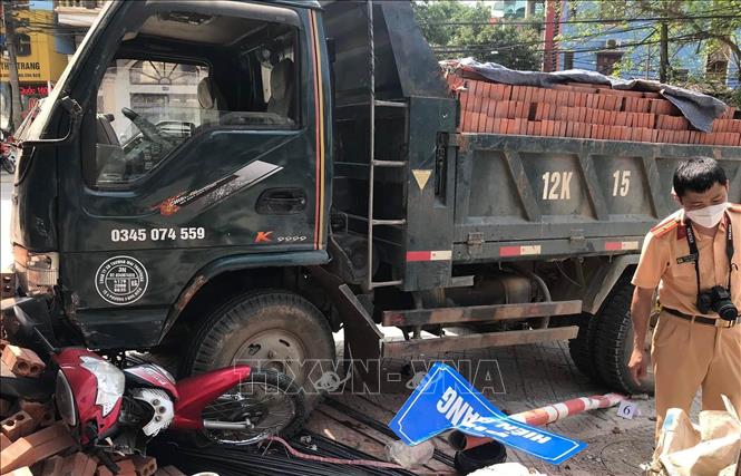 Chiếc xe máy bị đẩy đi một quãng xa, chèn vào đống gạch ven đường. Ảnh: Bùi Toàn, TTXVN phát