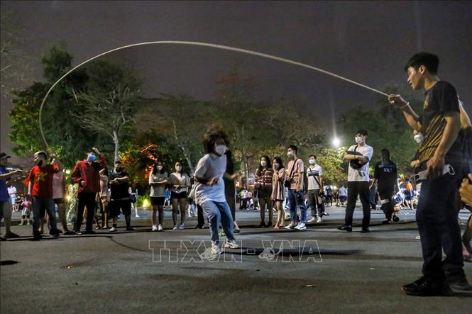 Các bạn trẻ chơi các trò chơi dân gian trên phố đi bộ hồ Hoàn Kiếm. Ảnh: Tuấn Đức - TTXVN