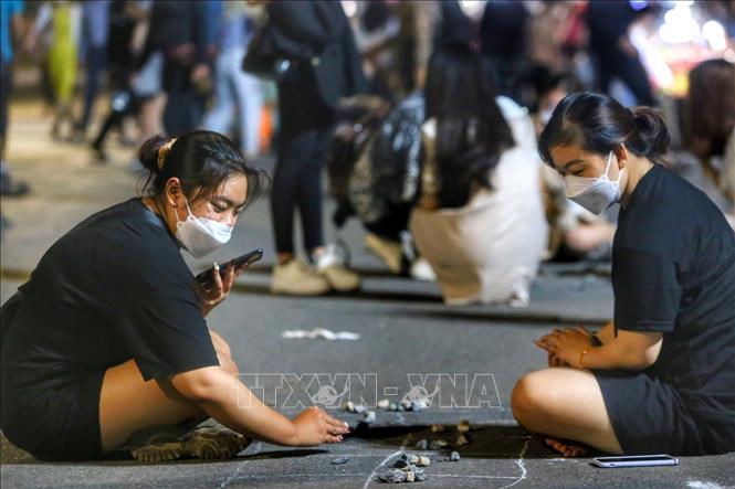 Các bạn trẻ chơi các trò chơi dân gian trên phố đi bộ hồ Hoàn Kiếm. Ảnh: Tuấn Đức - TTXVN