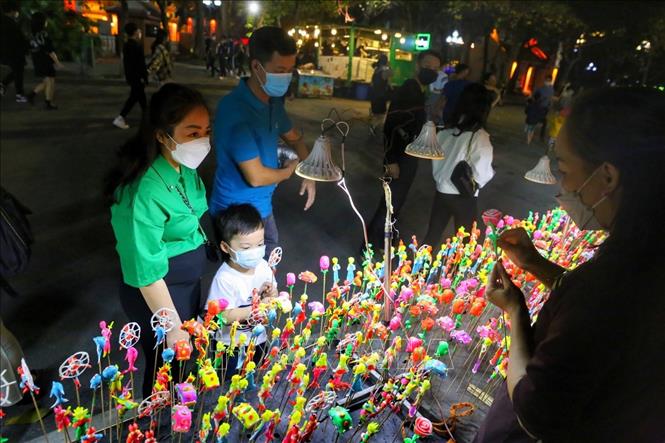 Các gian hàng tò he ven hồ Hoàn Kiếm. Ảnh: Tuấn Đức - TTXVN