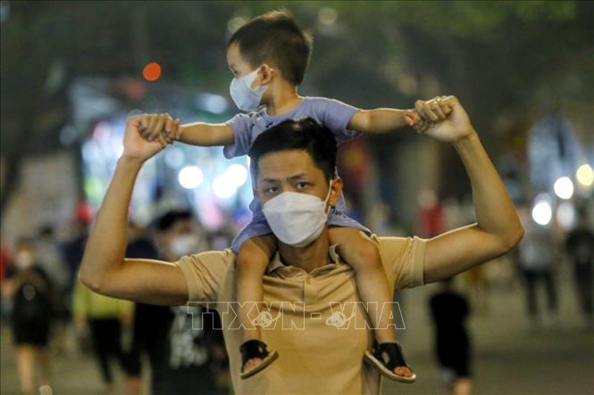 Khách đến phố đi bộ hồ Hoàn Kiếm chủ yếu là các gia đình, thanh niên. Ảnh: Tuấn Đức - TTXVN