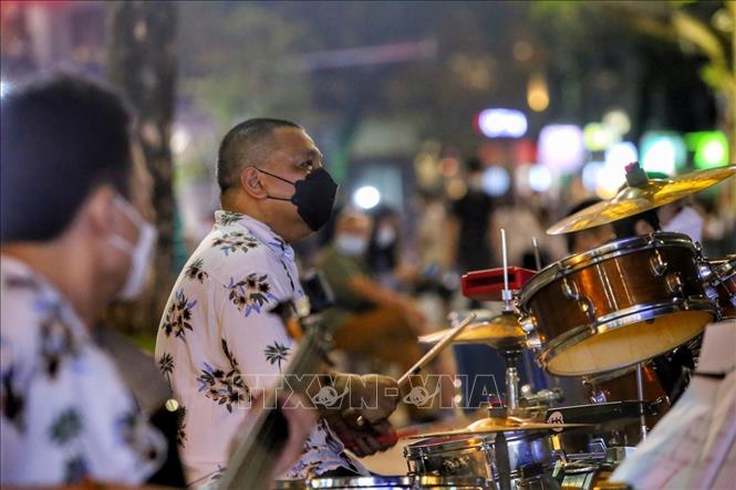 Biểu diễn nghệ thuật trên phố đi bộ hồ Hoàn Kiếm. Ảnh: Tuấn Đức - TTXVN