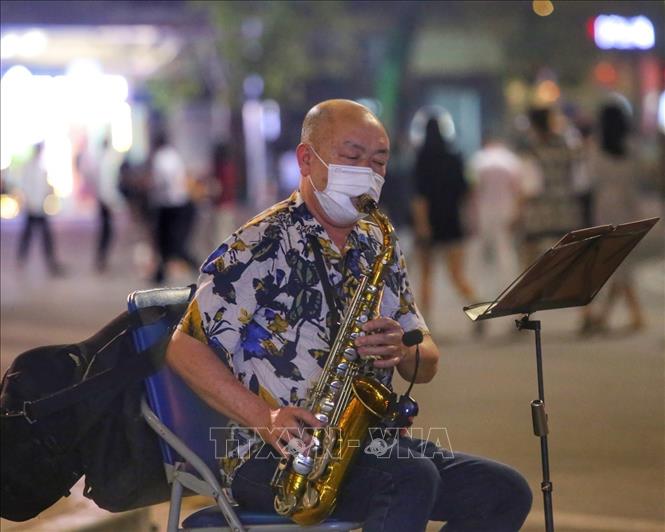 Biểu diễn nghệ thuật trên phố đi bộ hồ Hoàn Kiếm. Ảnh: Tuấn Đức - TTXVN