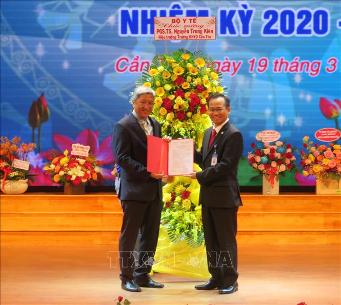 GS.TS Nguyễn Trung Kiên nhận Quyết định công nhận chức vụ Hiệu trưởng Trường Đại Học Y Dược Cần Thơ. Ảnh: Ánh Tuyết - TTXVN
