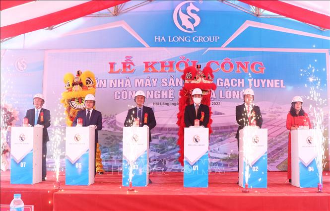 Trong ảnh: Các đại biểu thực hiện nghi thức khởi công dự án. Ảnh: Nguyên Lý-TTXVN