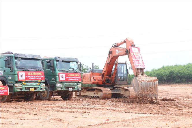 Trong ảnh: Phương tiện thi công sau lễ khởi công dự án. Ảnh: Nguyên Lý-TTXVN