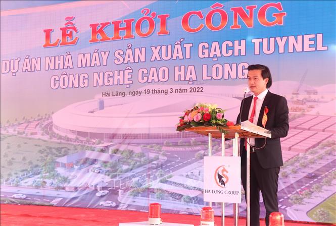 Trong ảnh: Ông Nguyễn Xuân Tân- Giám đốc Công ty Cổ phần Gốm cao cấp Hạ Long phát biểu tại biểu lễ. Ảnh: Nguyên Lý-TTXVN