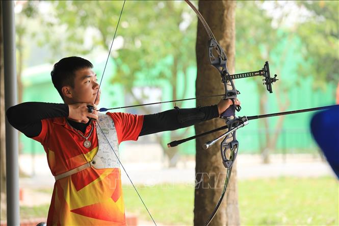 Trong ảnh: Vận động viên bắn cung (1 dây) tích cực rèn luyện chuyên môn. Ảnh: Hoàng Hiếu - TTXVN 