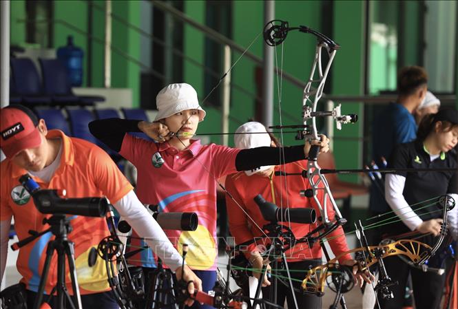 Trong ảnh: Các vận động viên bắn cung tích cực tập luyện hướng tới kỳ SEAGAMES 31 thành công. Ảnh: Hoàng Hiếu - TTXVN 