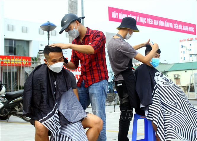 Hoạt động đẹp này không chỉ giúp đỡ những hoàn cảnh khó khăn đỡ chi phí cắt tóc mà còn là cơ hội để các thành viên trong nhóm được nâng cao, rèn luyện tay nghề. Ảnh: Tá Chuyên - TTXVN