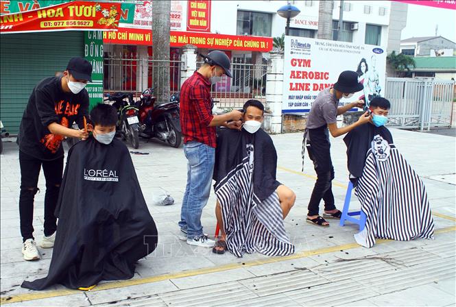 Bạn có muốn có kiểu tóc mới đẹp nhưng không muốn tốn tiền? Hãy đến thăm tiệm cắt tóc 0 đồng này. Những người thợ tại đây đều là tình nguyện viên và muốn mang lại vẻ đẹp cho mọi người. Hãy tham gia trải nghiệm tuyệt vời này và cùng nhau đóng góp cho cộng đồng.