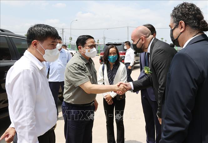 Lãnh đạo nhà máy HAYAT KIMYA Việt Nam đón Thủ tướng Phạm Minh Chính tới dự Lễ khánh. Ảnh: Dương Giang-TTXVN
