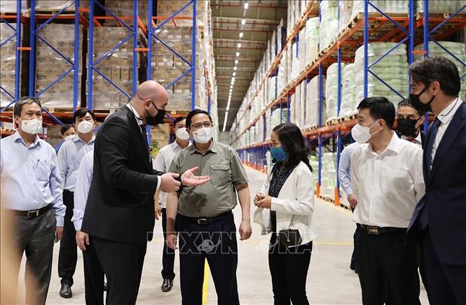 Thủ tướng Phạm Minh Chính tham quan nhà máy HAYAT KIMYA Việt Nam. Ảnh: Dương Giang-TTXVN
