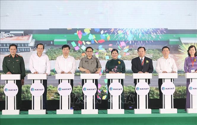 Thủ tướng Phạm Minh Chính và các đại biểu thực hiện nghi thức khánh thành nhà máy HAYAT KIMYA Việt Nam. Ảnh: Dương Giang-TTXVN

