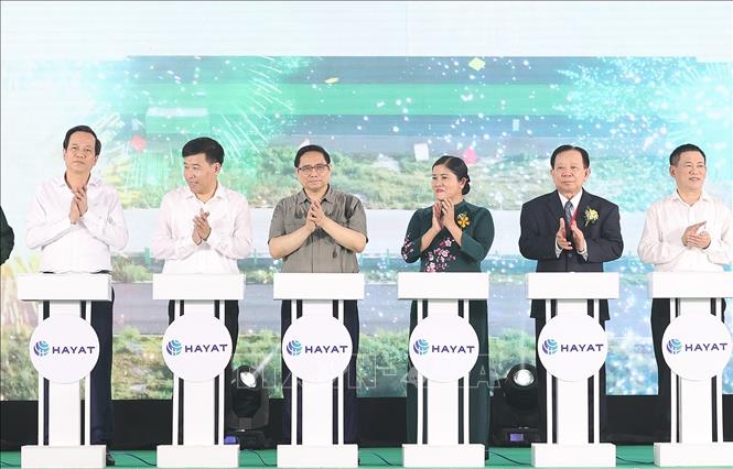 Thủ tướng Phạm Minh Chính và các đại biểu thực hiện nghi thức khánh thành nhà máy HAYAT KIMYA Việt Nam. Ảnh: Dương Giang-TTXVN
