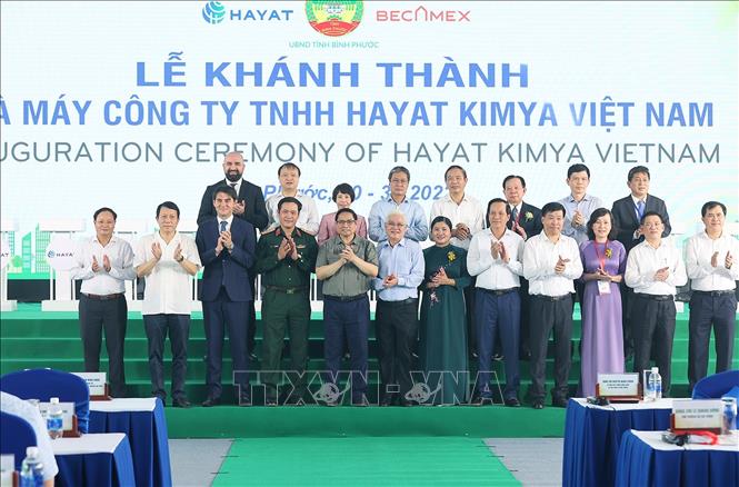 Thủ tướng Phạm Minh Chính với các đại biểu tại lễ khánh thành nhà máy HAYAT KIMYA Việt Nam. Ảnh: Dương Giang-TTXVN
