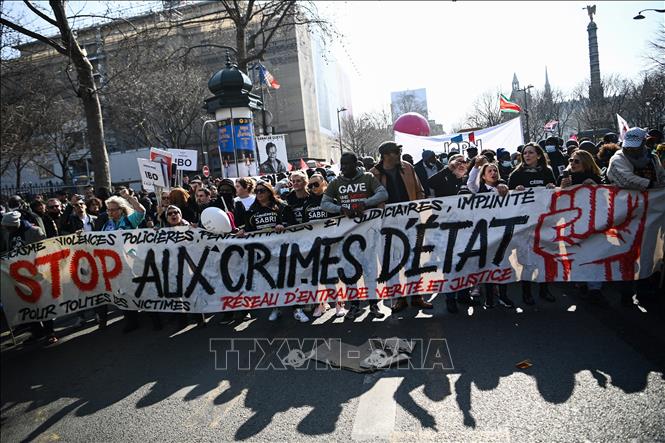 Trong ảnh: Người dân tham gia tuần hành phản đối nạn phân biệt chủng tộc tại Paris, Pháp, ngày 19/3/2022. Ảnh: AFP/ TTXVN